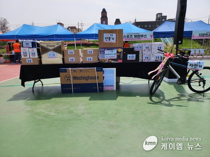 사진/참가자들에게 추첨을통해 나눠준 푸짐한 경품들<김영진기자>
