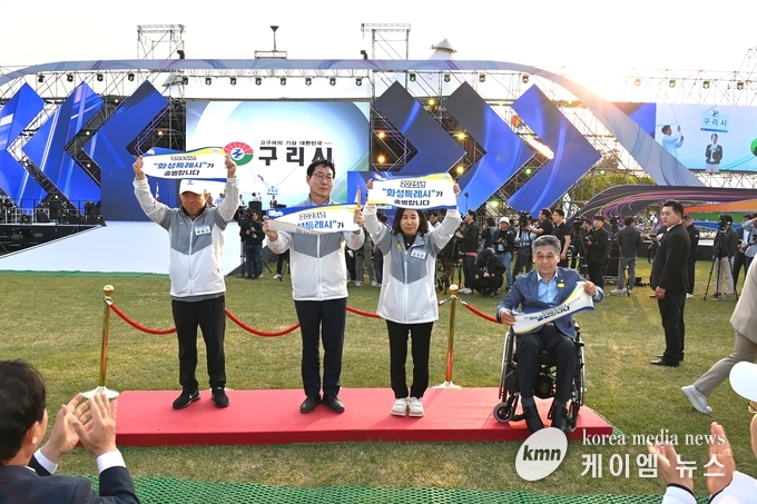 사진/ 화성특례시 피켓든 정명근 화성시장과 김경희 화성시의회 의장<사진/화성시의회 제공>