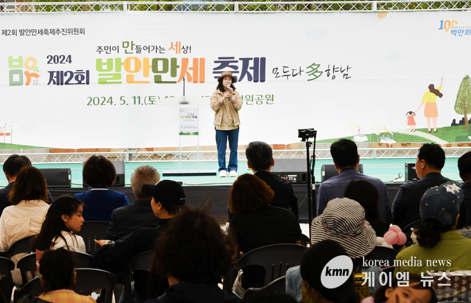 사진/발안만세 축제에서 축사하는 화성시의회 김경희 의장