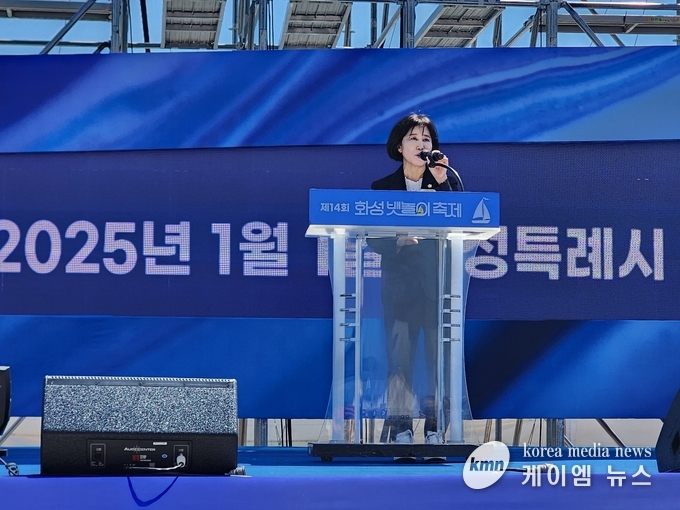 사진/화성시의회 김경희 의장이 축사를 하고있다.