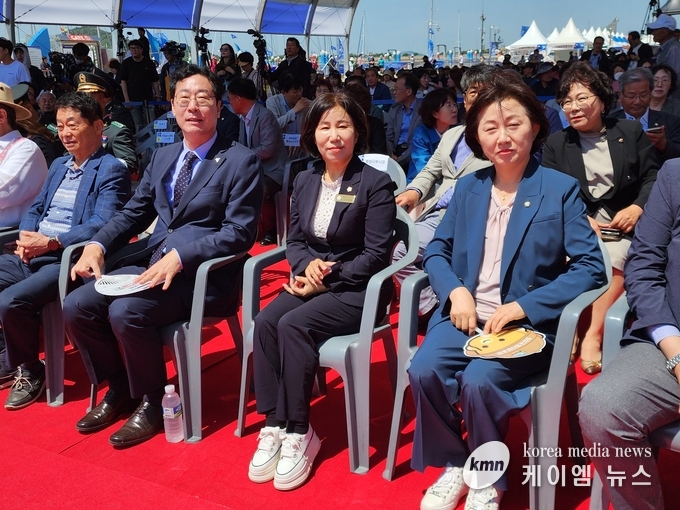 사진/왼쪽부터 심재만 축재위원장, 정명근 화성시장, 김경희 화성시의회 의장,송옥주 국회의원<사진/김영진기자>