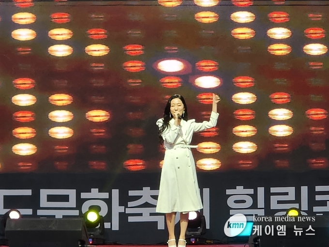 팝페라 싱어 김예은이 노래를 하고있다.<사진/김영진기자>