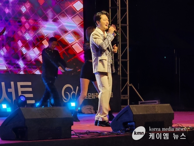 트로트의 황태자 박현빈이 노래를 하고있다.<사진/김영진기자>