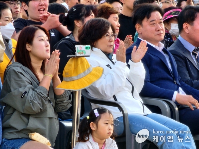 김보라 안성시장과 윤종군 국회의원 등 내빈과 시민들이 공연을 관람하고있다.<사진/김영진 기자>