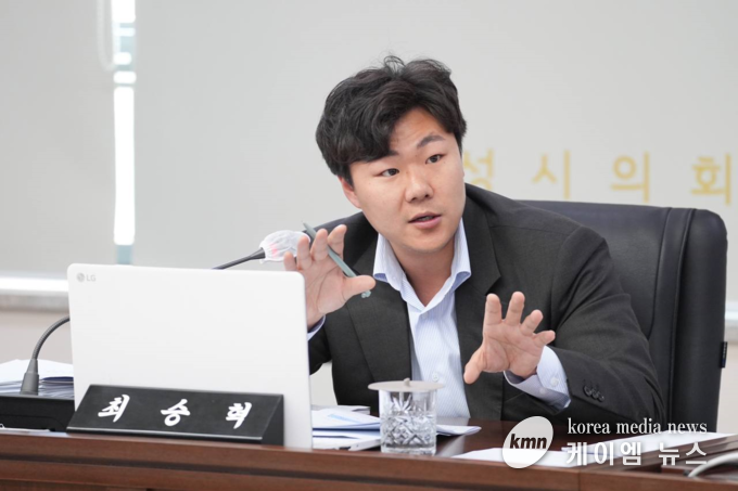 사진/최승혁 의원이 발의하고있다.