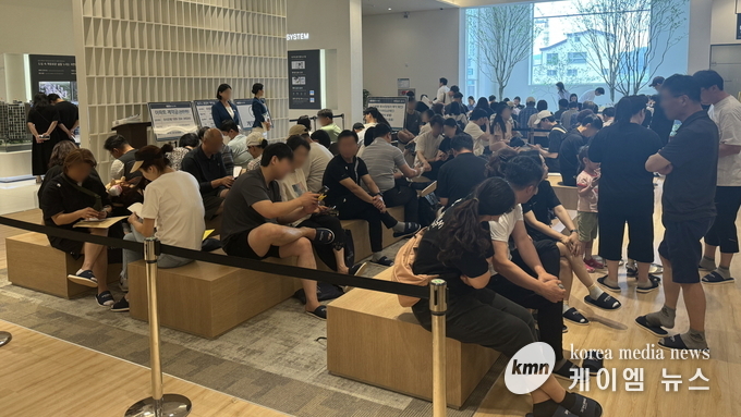 ‘오산세교 한신더휴’ 견본주택 방문객 사진<한신더휴 사진 제공>
