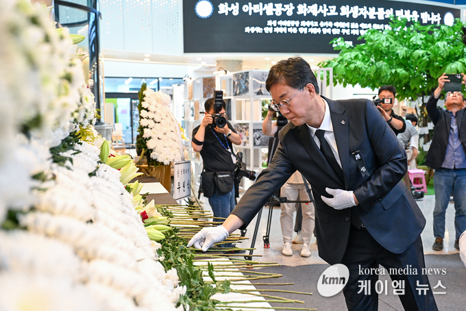 사진/이민근 안산시장이 헌화하고있다.