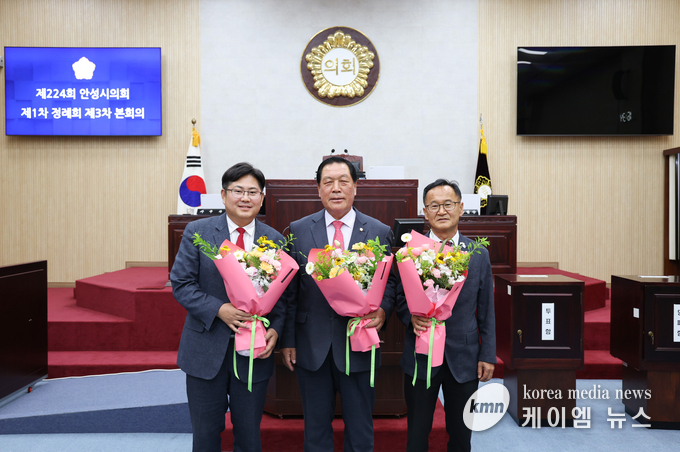사진/안정열 의원(국민의힘, 다 선거구 가운데), 부의장 정천식 의원(국민의힘, 나 선거구오른쪽), 운영위원장 최호섭 의원(국민의힘, 가 선거구 왼쪽)