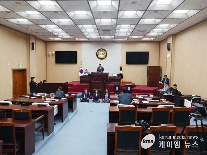 사진/더불어민주당 소속 의원 3명(최승혁, 이관실, 황윤희)은 단상 앞에 앉아 이번 의장단 선출은 다수당인 국민의힘 의원들의 횡포라고 강하게 항의하며 비판하고있다.