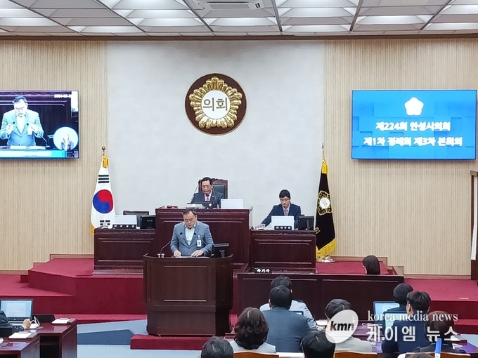 사진/강광원 안성시의회 사무과장이 투표결과를 발표하고있다.