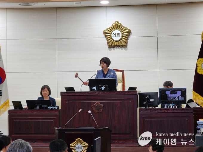 사진/ 제9대 후반기의장 배정수의원이 선출되었음을 선포하고 있는 김경희의장<김영진기자>