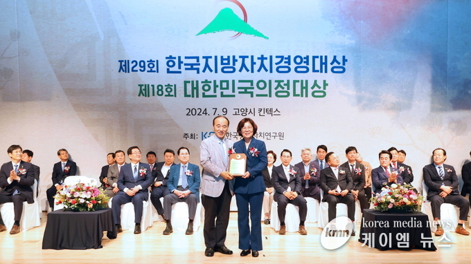 사진/김보라 시장이 한국지방자치 경영대상을 받은후 기념촬영을하고있다.