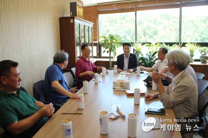 사진/배정수 의장이 화성시의회 의장실에서 제9대 후반기 의장 당선 소감과 함께 인터뷰를 진행하고있다.