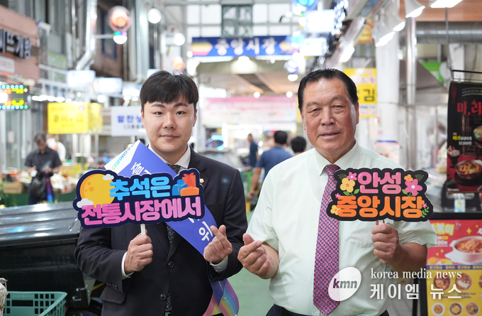 사진/안정열 의장과 최승혁 의원이 전통시장을 홍보하고있다.