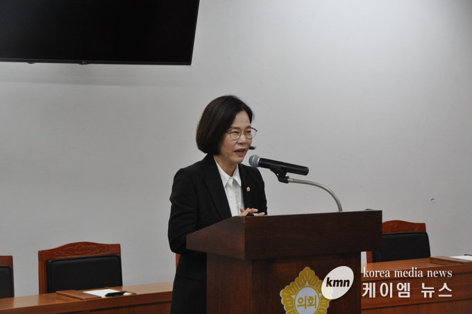 사진/송진영 의원이 기자회견문을 발표하고있다.