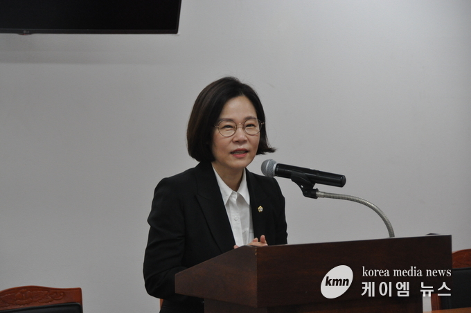 사진/송진영 의원이 기자회견문을 발표하고있다.