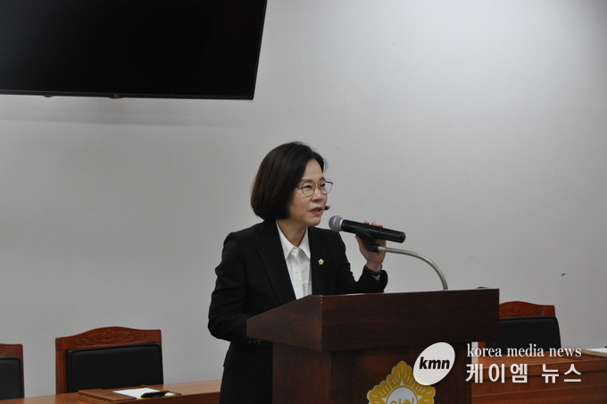 사진/송진영 의원이 기자회견문을 발표하고있다.