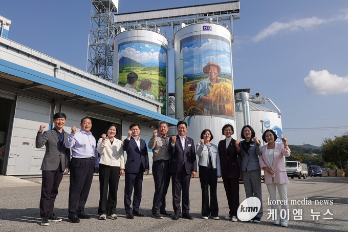 사진/박명숙,이혜원 경기도의원과 함께 벼 수매현장을 방문하고있는 전진선양평군수