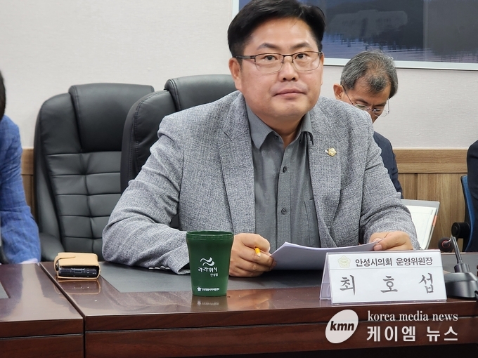 사진/기자들의 질문에 답하고 있는 최호섭 안성시의회 운영위원장 <사진/김영진 기자>