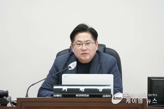 사진/최호섭 위원장이 질의하며 예산을 요구하고있다