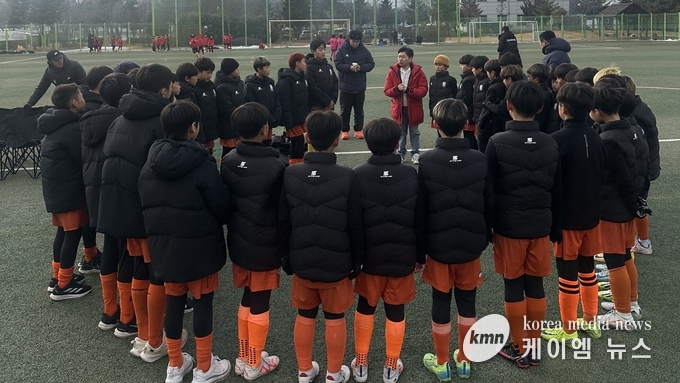 지난 6일 김종복 화성특례시의회 문화복지위원장은 화성시축구협회 U-12 축구팀(이하 화성시 U12)의 동계전지훈련장을 방문