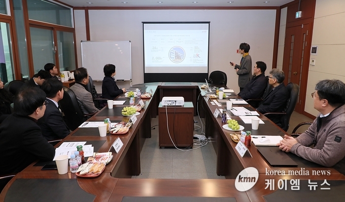 정장선 평택시장 반도체 기업 코스텍시스템 방문해 임직원들과 대화를 나누고 주요 연구·제조 시설을 둘러보았다. 사진/평택시청 제공