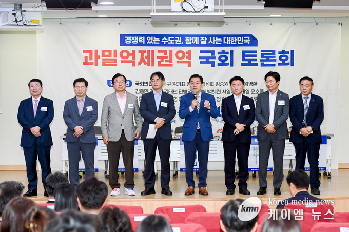 지난해 7월 과밀억제권역 국회토론회에 참석한 이재준 시장이 인사말을 하고 있다.