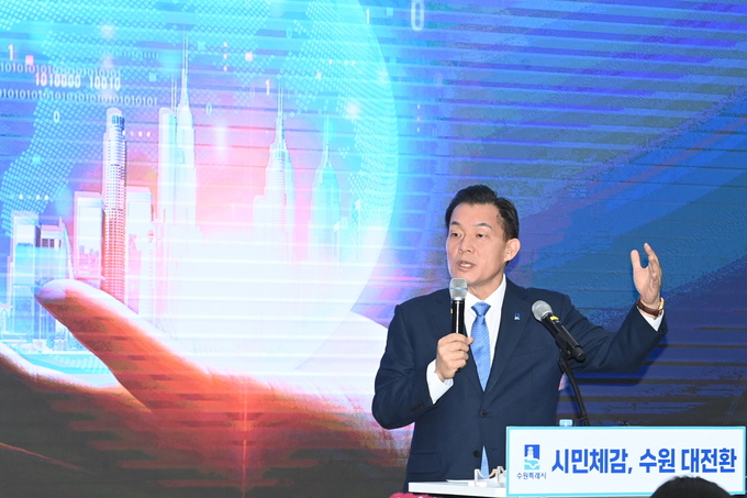 1월 초 2025 수원시 신년브리핑에서 이재준 수원시장이 ‘시민체감, 수원 대전환’에 대한 설명을 하고 있다 사진/수원특례시청 제공 