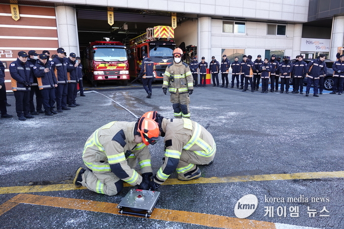 전기차 화재진압장비 시연회를 준비하고있다 사진/용인소방서 제공 