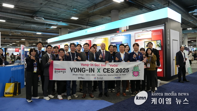  이상일 용인특례시장은 'CES 2025'을 방문해 시 단체관으로 참여한 기업 관계자들과 수출인턴들과 같이하고있다. 
