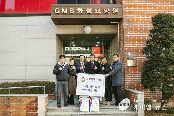 GMS 화성요양원을 찾아 위문품을 전달하고 있다. 사진/화성특례시의회 제공 