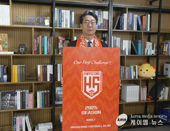 화성FC가 정명근(화성시장)구단주의 2025시즌 1호 구매를 시작으로 시즌권 판매