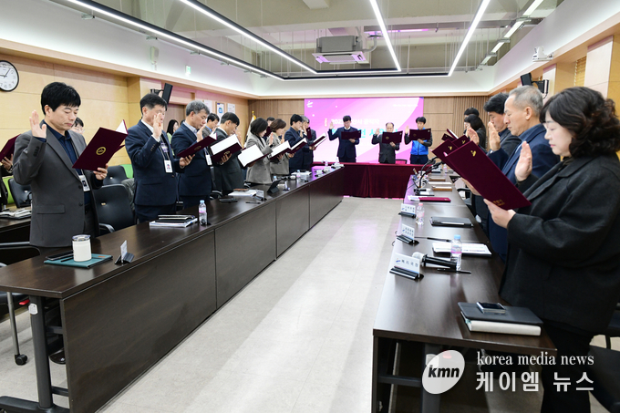 이민근 시장을 비롯한 공직자들이 함께 참여하여 청렴 실천을서약 하고있다 사진/안산시청 제공