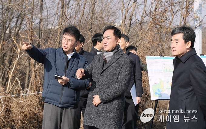 시장 정장선 시장이 고덕국제화계획지구를 현장을 방문 방문하고있다 사진/평택시청 제공 