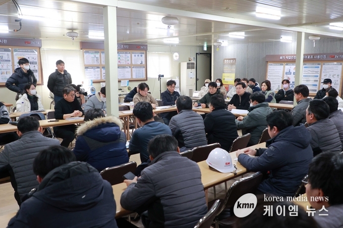이상일 시장은 18일 건설 현장에서 공사관계자와 입주예정자들과 함께 회의를 주재하고 있다 사진 // 용인특례시청 제공