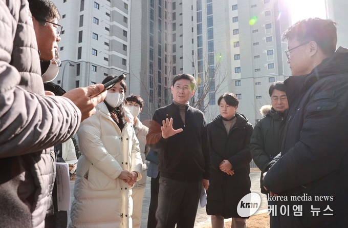  이상일 용인특례시장이 18일 경남아너스빌 디센트 건설 현장에서 아파트 외벽을 살피고 있다