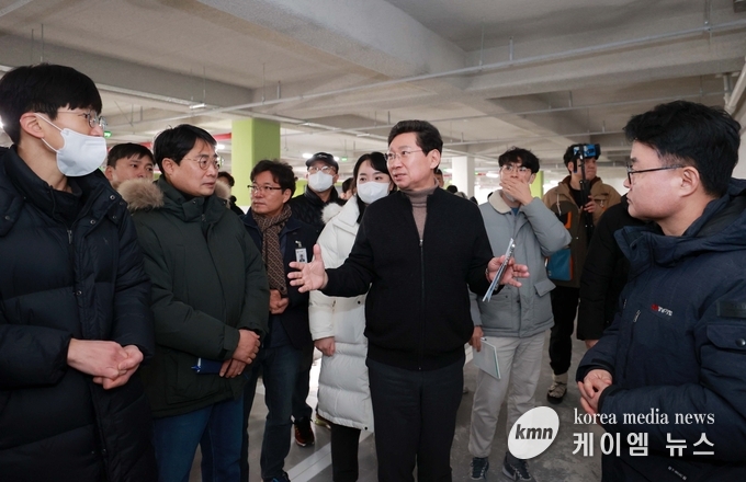 이상일 용인특례시장이 18일 경남아너스빌 디센트 건설 현장에서 누수가 지적된 지하 주차장을 둘러보고 있다