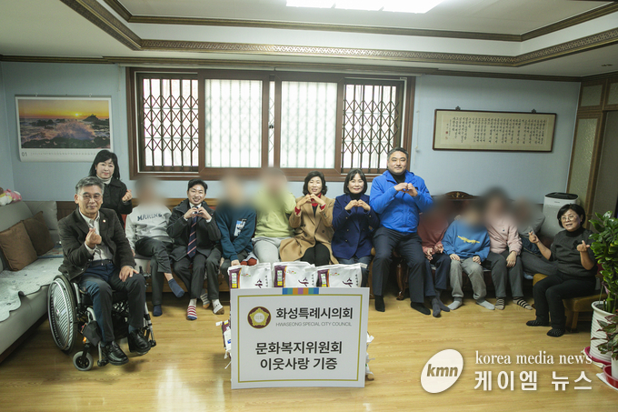  동탄사랑의집을 방문하여 봉사와 격려 활동을 하고있다 사진/화성특례시의회 제공 