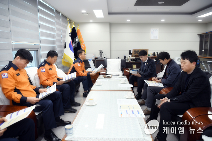 배정수 의장이 화성소방서에 방문 중이다