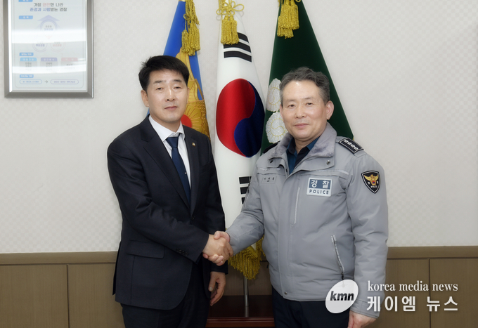 배정수 의장이 화성서부경찰서에 방문 중이다