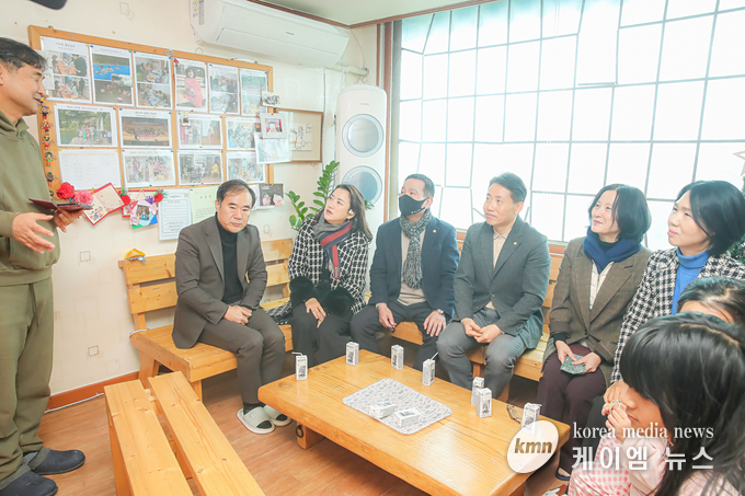 지난21일 경제환경위원회의원들이 복지시설을 방문하여 애로사항을 청취 하고있다 사진/화성특례시의회 제공