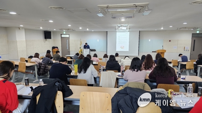 2025년‘경기도 간병 SOS 프로젝트 실무 교육을 하고있다 사진/화성특례시청 제공 