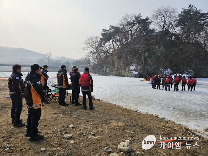 안성소방서 구조대 특수대응단 양평소방서 구조대등 수난구조 합동훈련을 하고있다 사진/안성소방서 제공