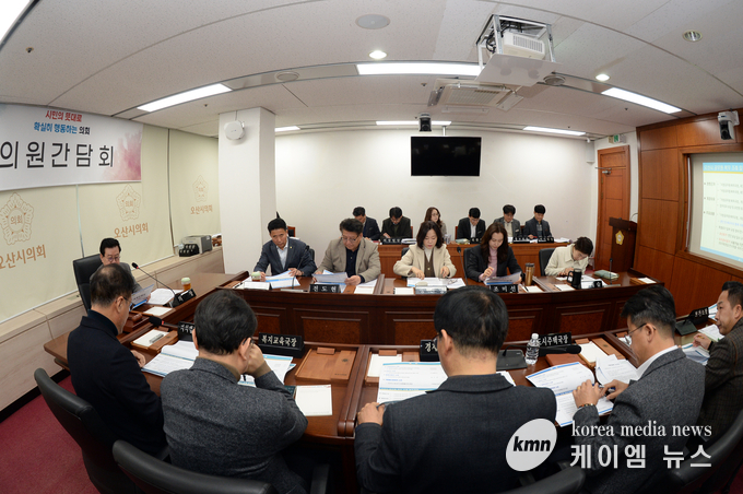 의원간담회 개최를 하고있다 사진/ 오산시의회 제공