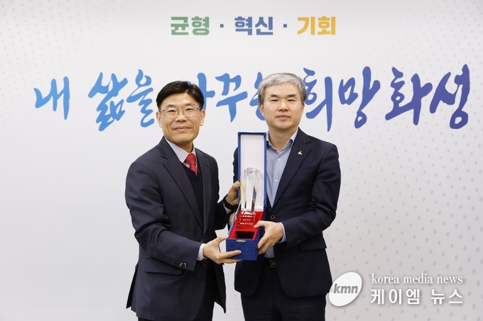 ‘2024년 조달서비스 이용 우수기관’으로 선정으로 표창장을 받고있다 사진/화성측례시청 제공 