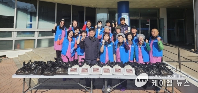 손수 만든 만두와 떡국떡을 관내 취약계층 50가구에 전달했다. 사진/평택시청 제공