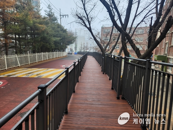 통학로 데크보도 설치 사진/안성시청 제공
