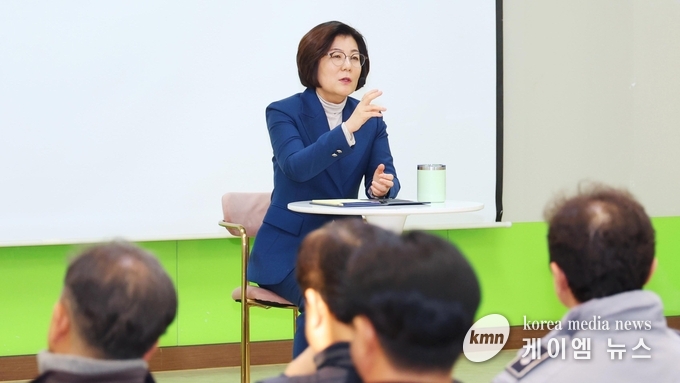 김보라 안성시장이 다각도의 안성시 인구 유입 정책을 설명하고있다