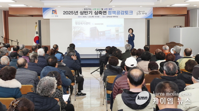 노래교실 공연을 시작으로, 김보라 시장은 2025년 시정 설명을 하고있다 사진/안성시청 제공