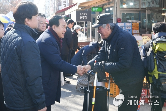 이권재시장은 상인들과 명절 인사를 나누며 격려하고있다 사진/오산시청 제공